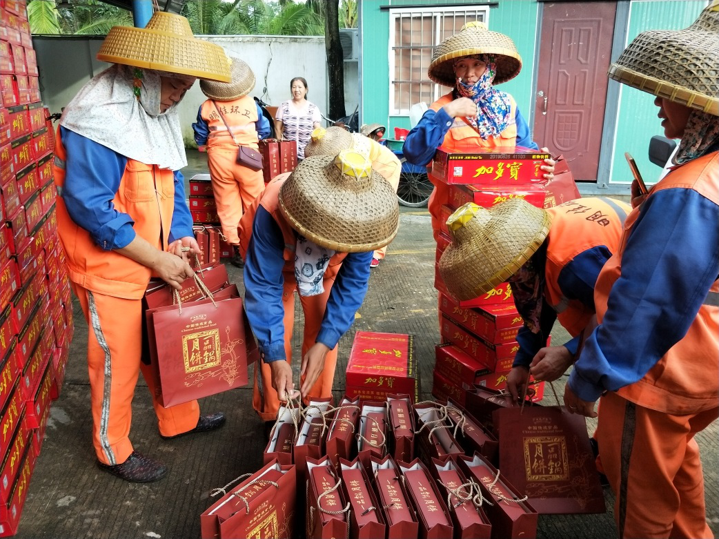 ? ?“中秋佳節(jié)、情暖職工” ? ? ? ? ?-----明佳集團(tuán)黨支部及工會(huì)組織開(kāi)展中秋慰問(wèn)活動(dòng)